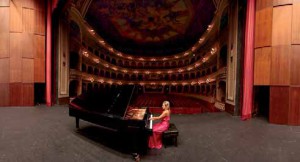 Paula Coronas tras su recital dedicado a música española en el Gran Teatro Falla de Cádiz.