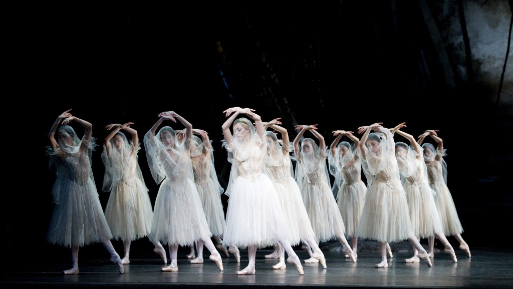 Fotografía deuna escena de ballet la ópera Giselle