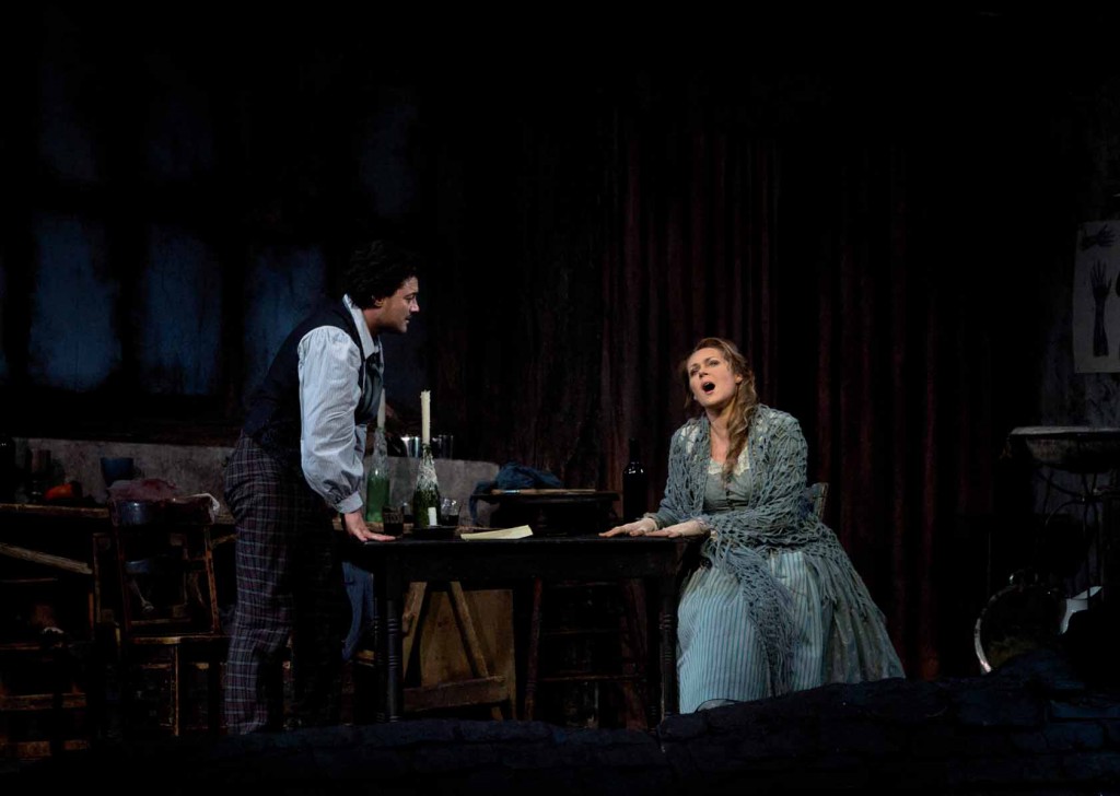 Escena de La Bohème de Giacomo Puccini, , con Vittorio Grigolo como Rodolphe y Kristine Opalais como Mimi en el Metropolitan Opera's Live