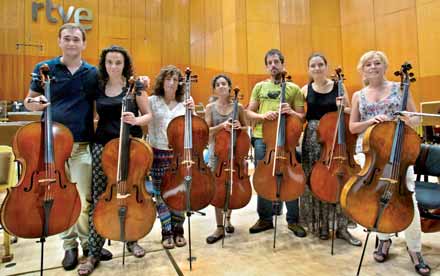 Suzana Stefanovic junto a la sección de violonchelos de la OSRTVE.