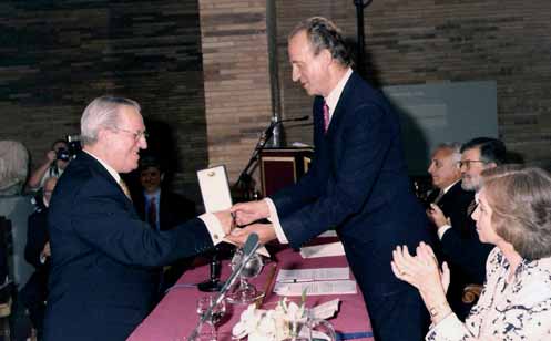 Recibiendo la Medalla de Oro al Mérito de las Bellas artes de manos de Juan Carlos I