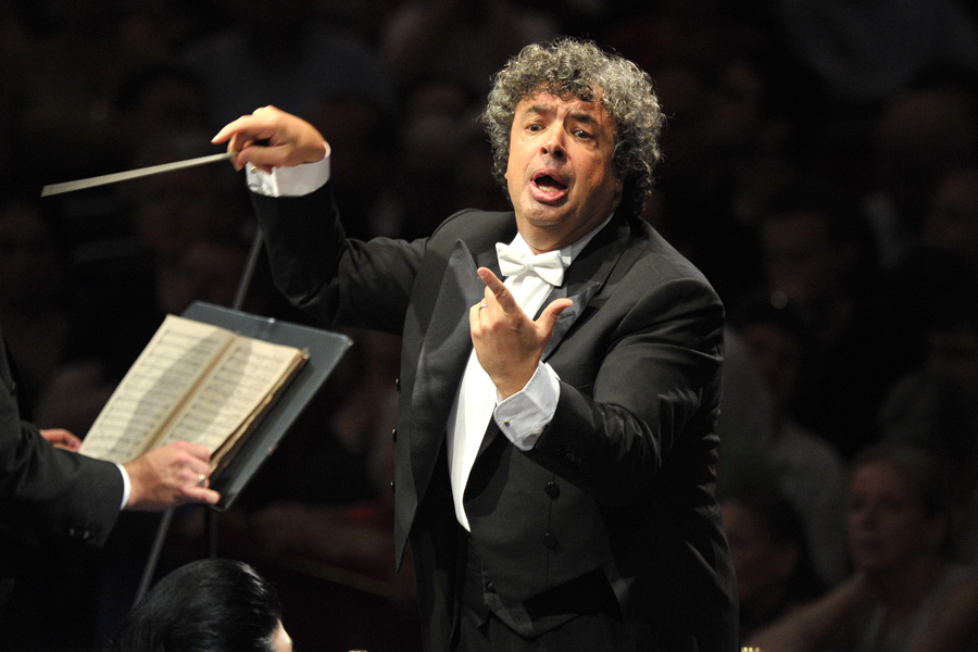 Semyon Bychkov dirige a la Orquesta Filarmónica de Viena en el Royal Albert Hall de Londres.