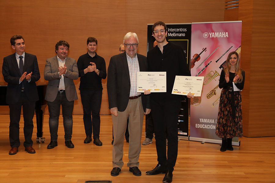 Joaquín Arias Fernández recibe el Primer Premio de manos de Juan Ángel Vela del Campo