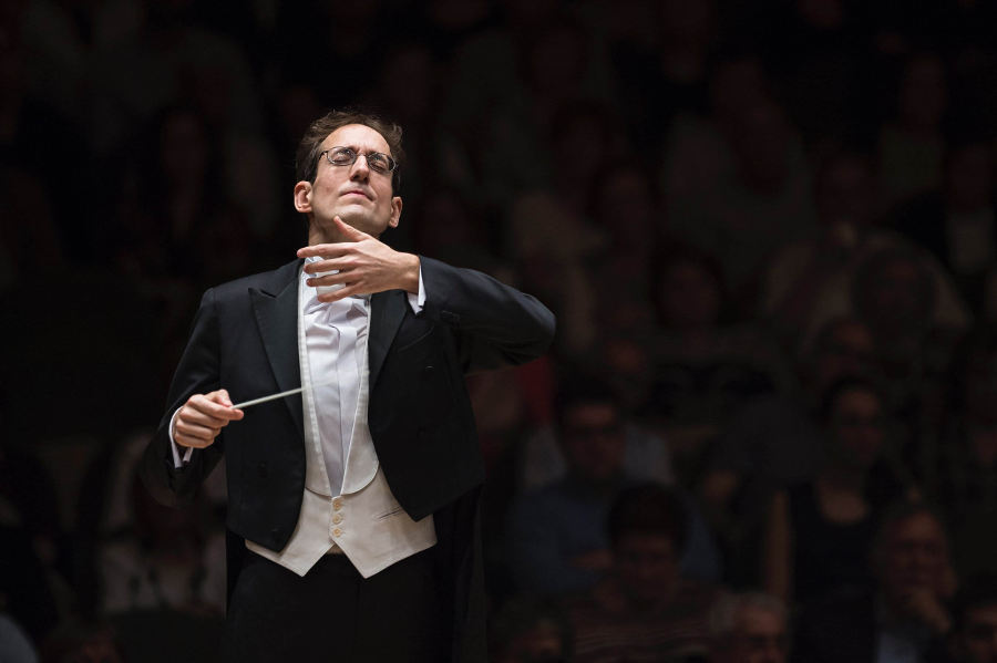 El maestro Pablo González dirige la Real Filharmonía de Galicia