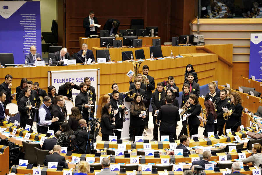 La Joven Banda Sinfonica de la FSMCV actua en el hemiciclo del Parlamento Europeo