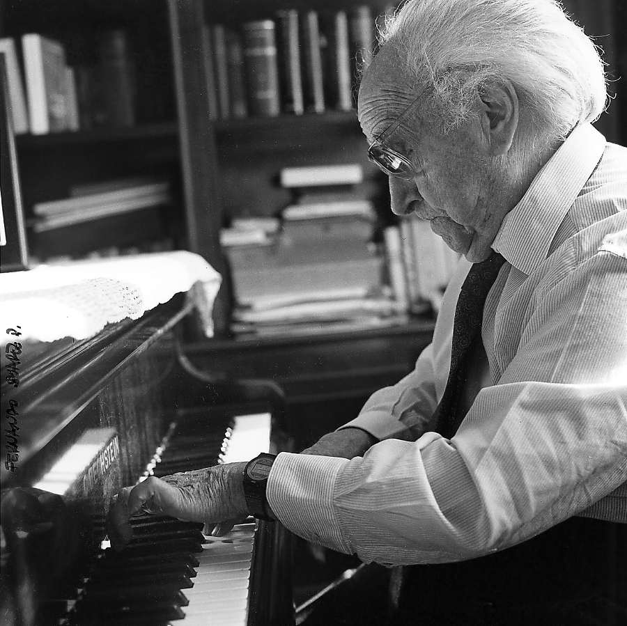 Joaquín Rodrigo al piano