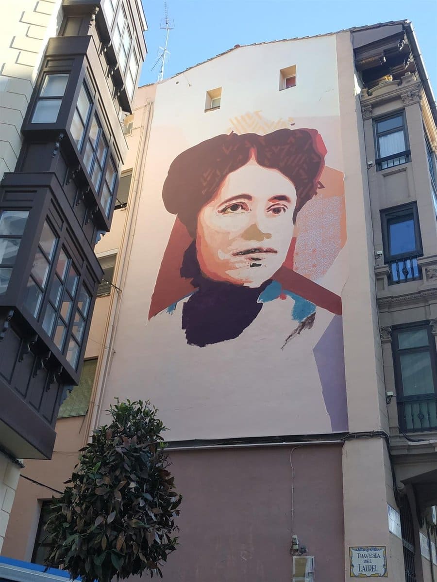 Mural dedicado a María de la O Lejárraga en Logroño