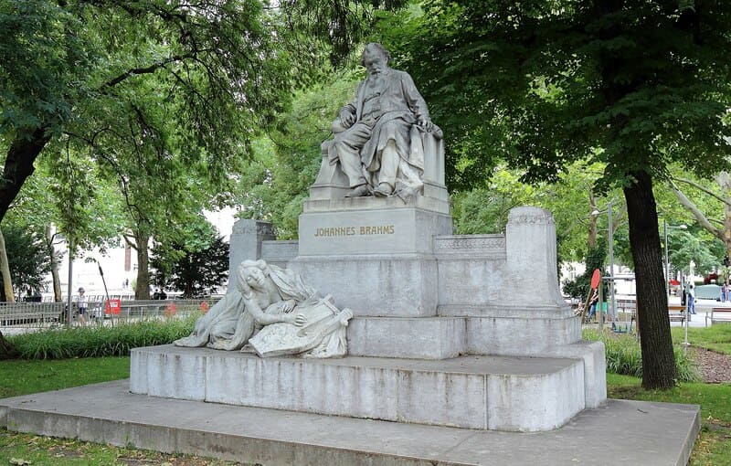 Monumento a Johannes Brahms, situado en Karlsplatz (Viena)