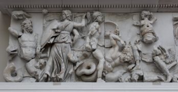 Artemisa lucha con los gigantes, Altar de Pérgamo