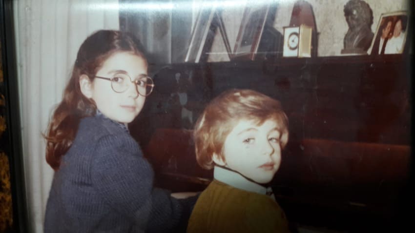 Francisco Escoda, con 4 años, sentado al piano con su hermana