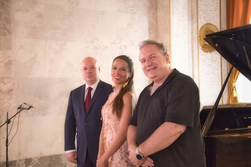 lisabet Franch, Albert Guinovart y Boris Perrenoud durante la grabación en el Bank Austria Salon Im Alten Rathaus