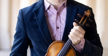 Augustin Hadelich debuta con la OFGC tocando el Concierto para violín de Brahms