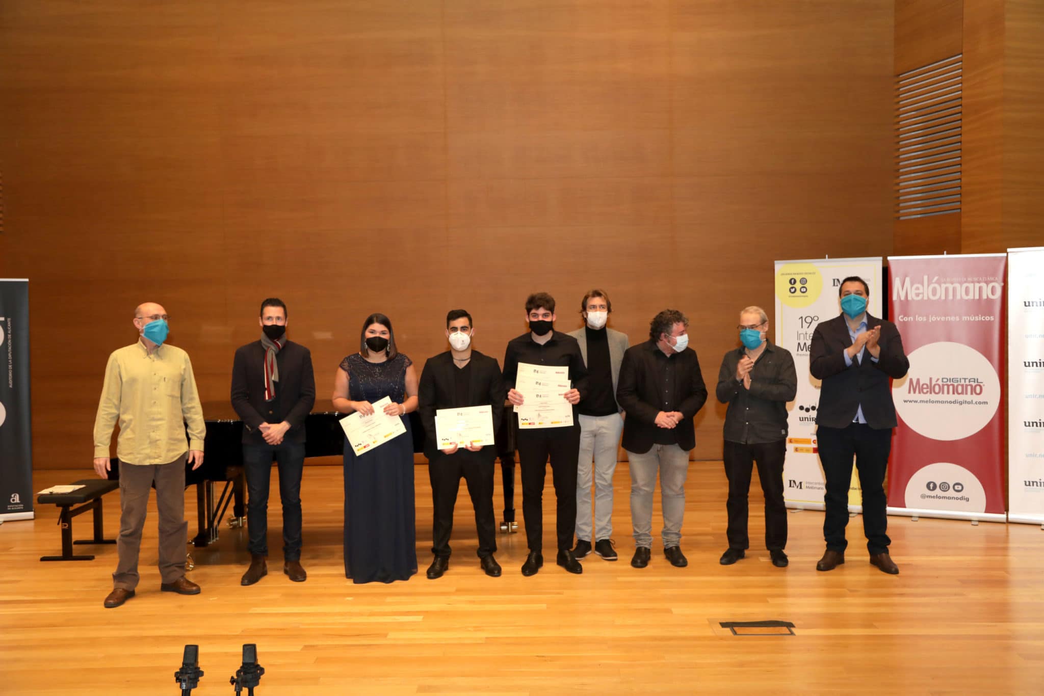 Los ganadores de Grado Superior junto a los miembros del jurado y el representante de Hinves