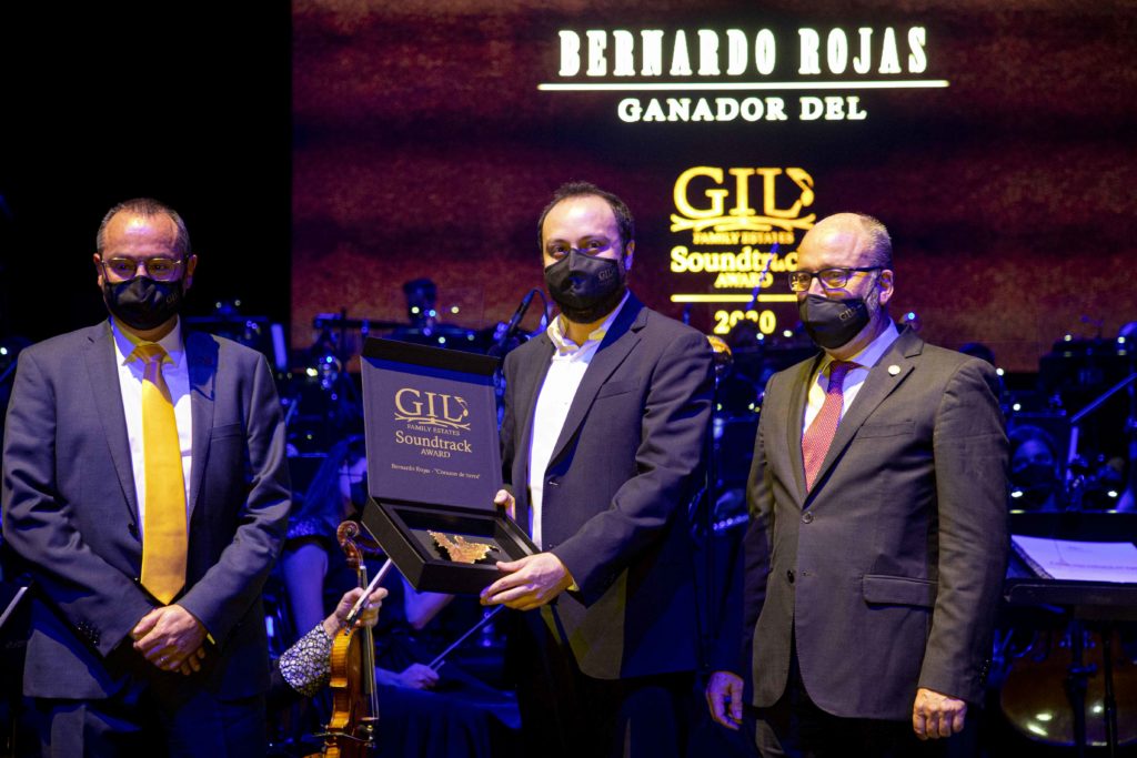 Gil Soundtrack Award 2020: Los hermanos Gil con el ganador, Bernardo Rojas