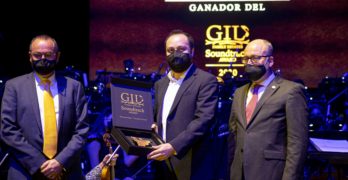 Gil Soundtrack Award 2020: Los hermanos Gil con el ganador, Bernardo Rojas