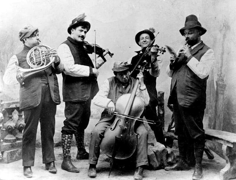 Arnold Schoenberg tocando el violonchelo.