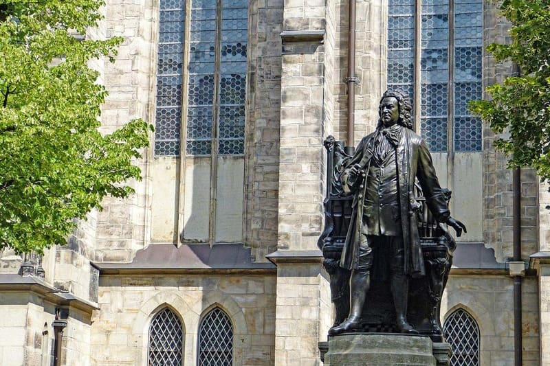 Estatua de Johann Sebastian Bach situada frente a la Iglesia de Santo Tomás en Leipzig (Alemania), en la que el maestro trabajó desde 1723 hasta su fallecimiento