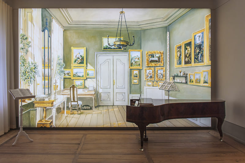 Sala de estudio de Fanny Hensel en Berlín iluminada por tecnología moderna en la Casa Mendelssohn en Leipzig