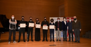 Los premiados de Grado Profesional junto a los miembros del jurado