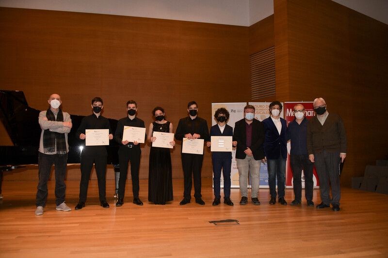 Los premiados de Grado Profesional junto a los miembros del jurado