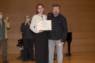 Laura Ballestrino Mateos recibe el Premio a la Mejor Intérprete de Música Contemporánea de manos de Francisco Escoda