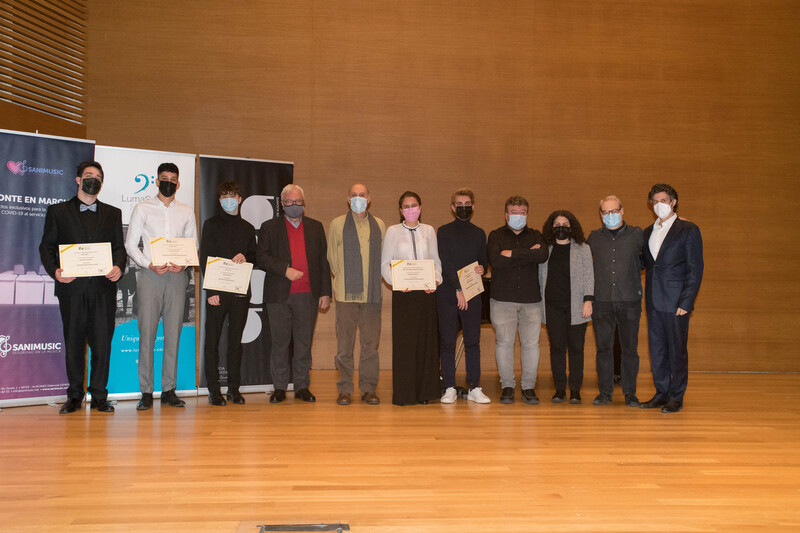 Los premiados de Grado Superior junto a los miembros del jurado y la coordinadora del certamen