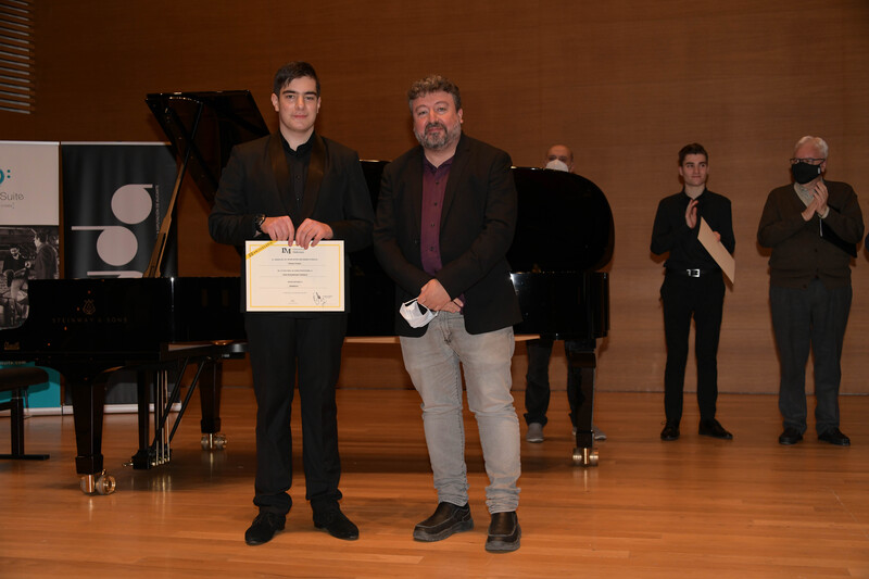 Emín Kiourktchian Tedtoeva recibe el Primer Premio de manos de Francisco Escoda