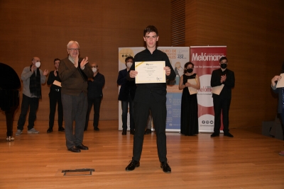 Víctor Luis Sapiña Lasobras recibe su Diploma de Finalista de manos de Juan Ángel Vela del Campo