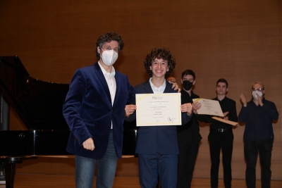 Antonio Peula Ortiz recibe su Diploma de Finalista de manos de Cristóbal Soler