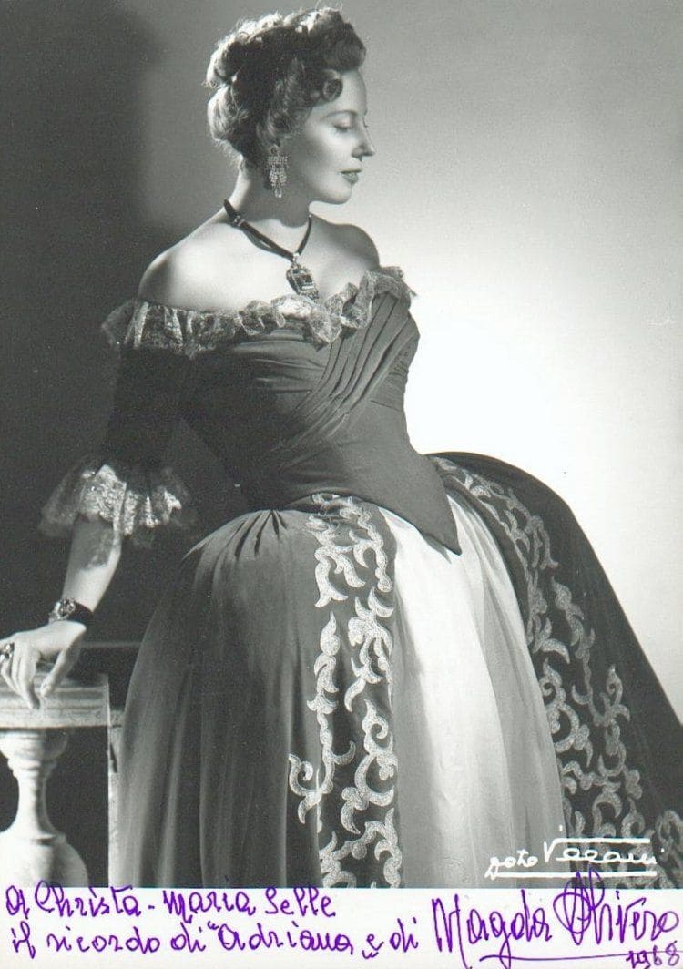 Magda Olivero como Adriana Lecouvreur