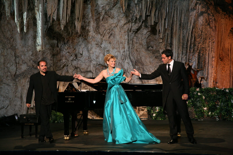 Rubén Fernández Aguirre Junto a Ainhoa Arteta e Ismael Jordi en las Cuevas de Nerja, 2008