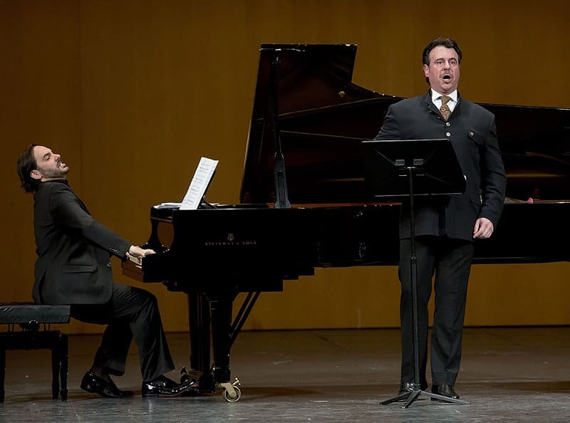 Rubén Fernández Aguirre Junto a Carlos Álvarez en el Teatro Cervantes de Málaga, 2013