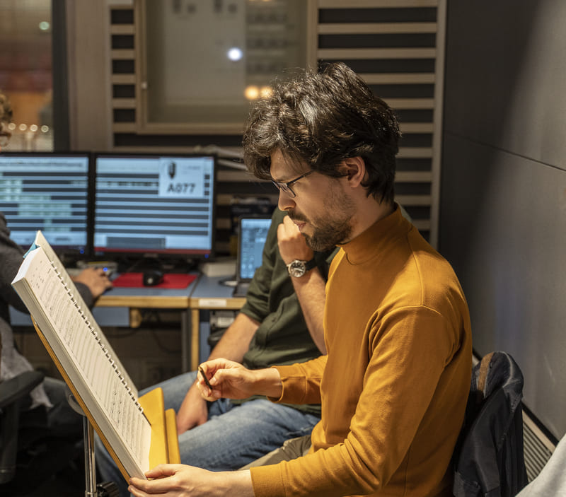 Diego Ramos, miembro del equipo de reconstrucción de 'La Roue', en un momento de las grabaciones con la Orquesta de la Radio de Berlín