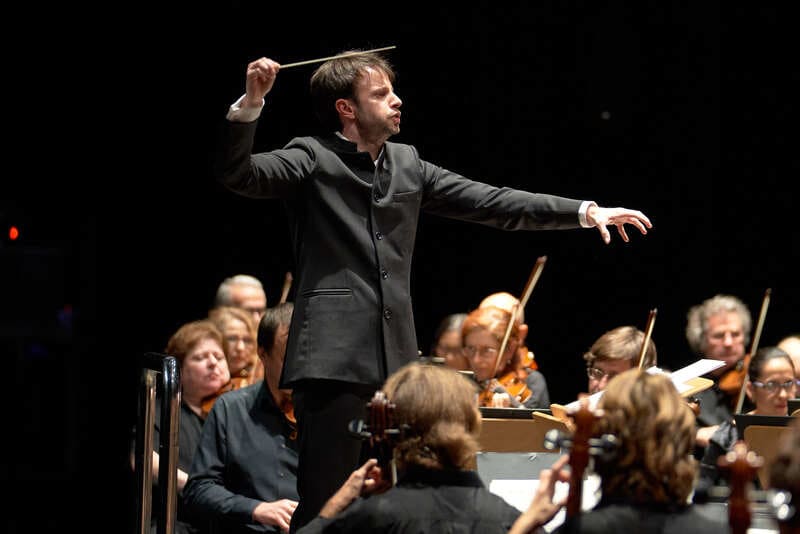 Dirigiendo a la Real Orquesta Sinfónica de Sevilla © Guillermo Mendo