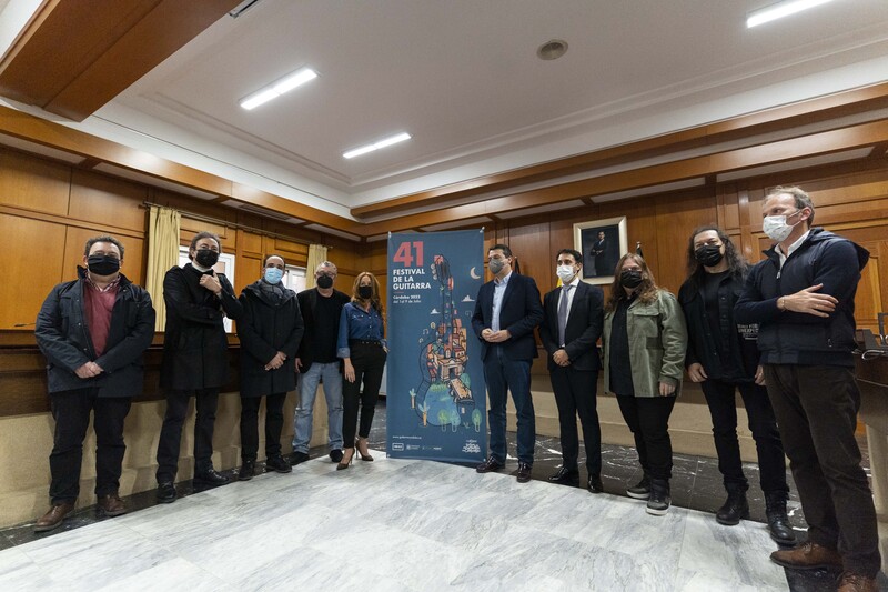 Artistas y público, reunidos en torno a la guitarra