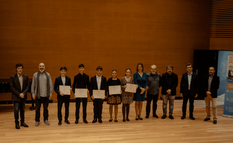Los premiados de Grado Profesional junto a los miembros del jurado y patrocinadores