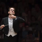 El-maestro-Pablo-González-dirige-la-Real-Filharmonía-de-Galicia.jpg