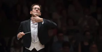 El-maestro-Pablo-González-dirige-la-Real-Filharmonía-de-Galicia.jpg