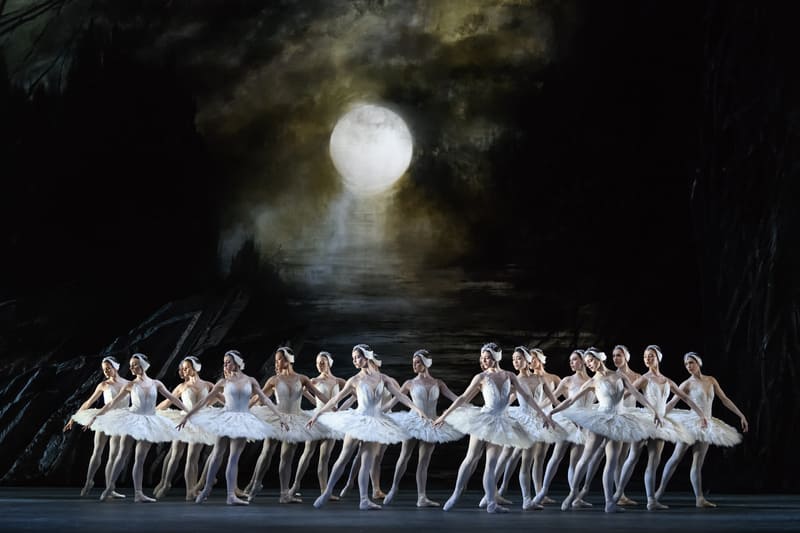 Artists of The Royal Ballet in Swan Lake, The Royal Ballet c 2018 ROH. Photograph by Bill Cooper(2)