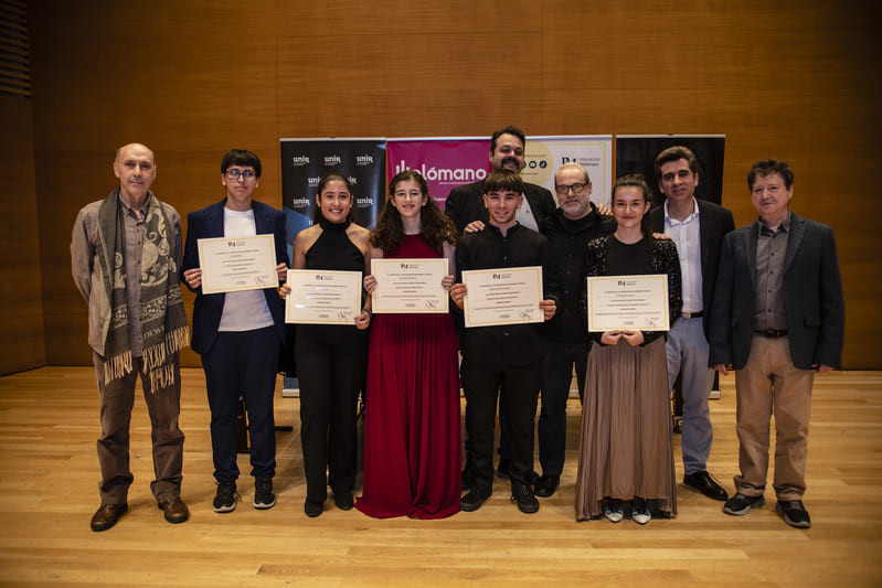 Los ganadores y las ganadoras de Grado Profesional junto a los miembros del jurado