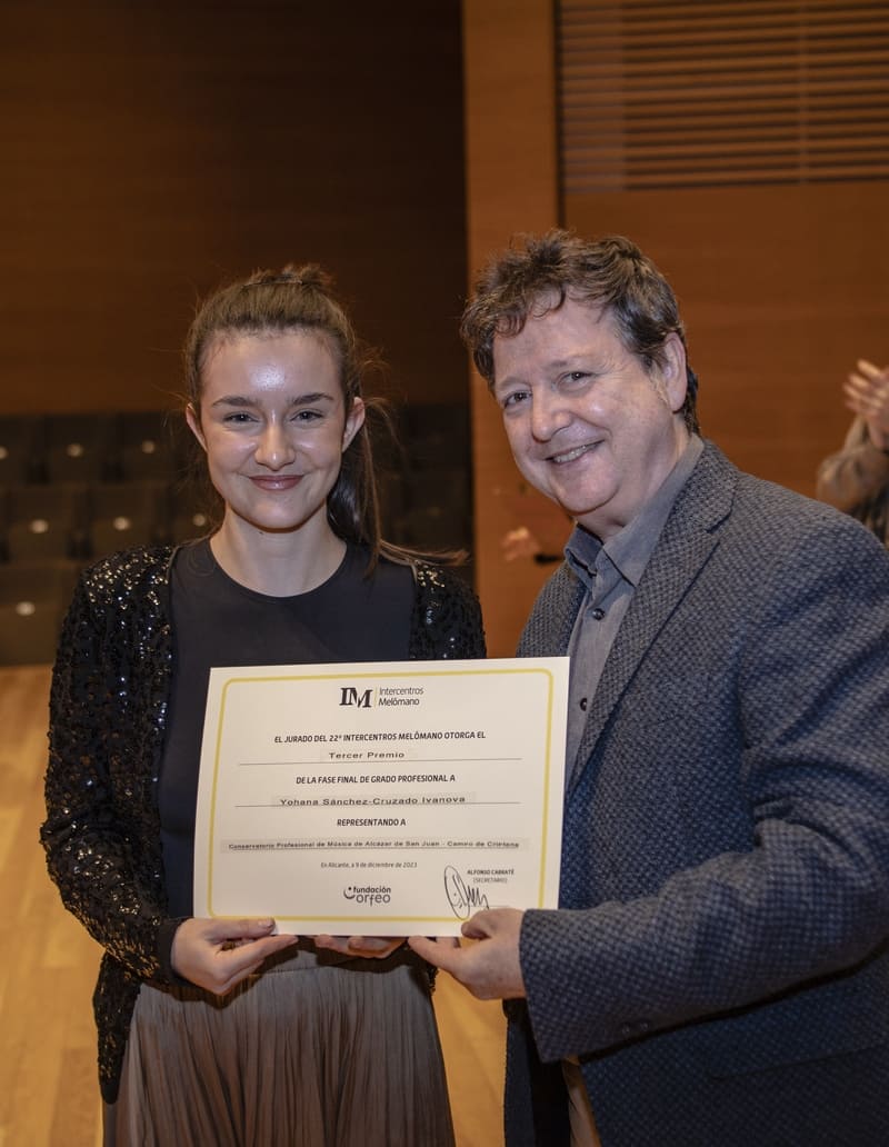 Yohana Sánchez-Cruzado recibe su diploma de Tercer Premio de Grado Profesional de manos de Joan Enric Lluna