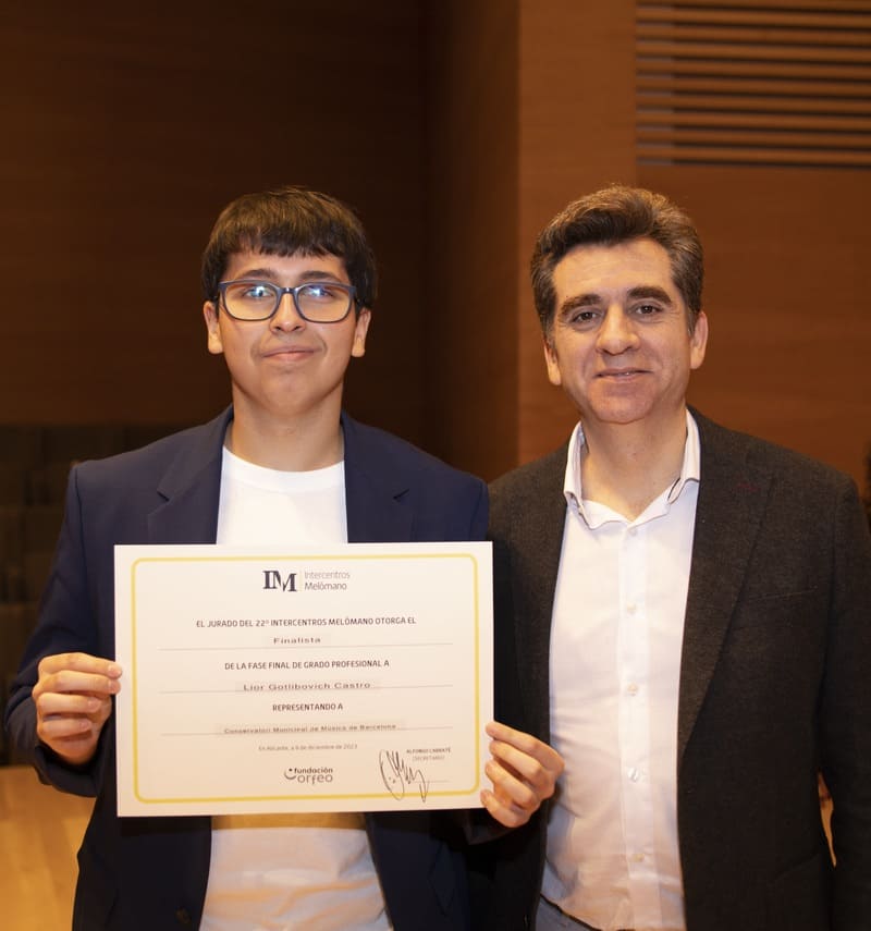 Lior Gotlibovich Castro recibe su diploma de Finalista de Grado Profesional de manos de Víctor Padilla