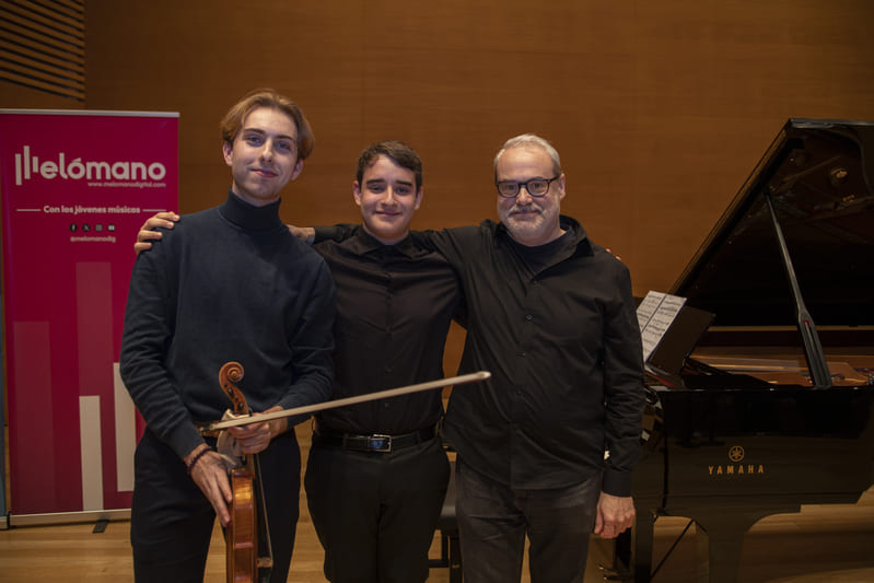 Pablo Turlo Escorihuela y Alexis Pérez Arrua junto a David del Puerto tras su estreno