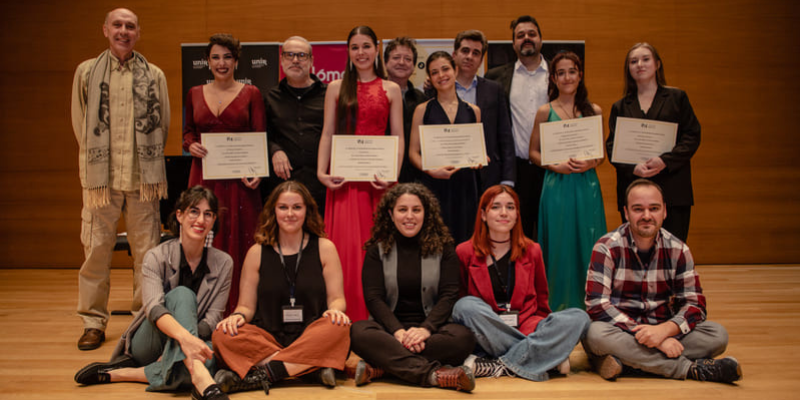 Las ganadoras de Grado Superior junto a los miembros del jurado y la organización