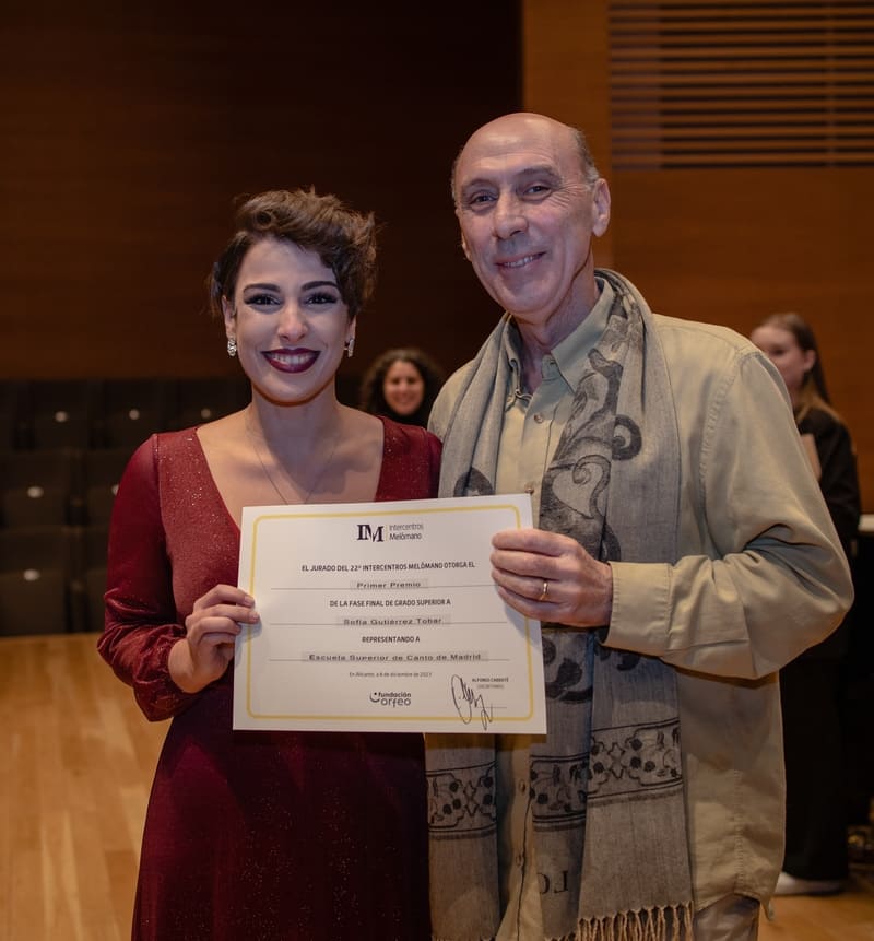 Sofía Gutiérrez-Tobar recibe su diploma de Primer Premio de Grado Superior de manos de Alfonso Carraté