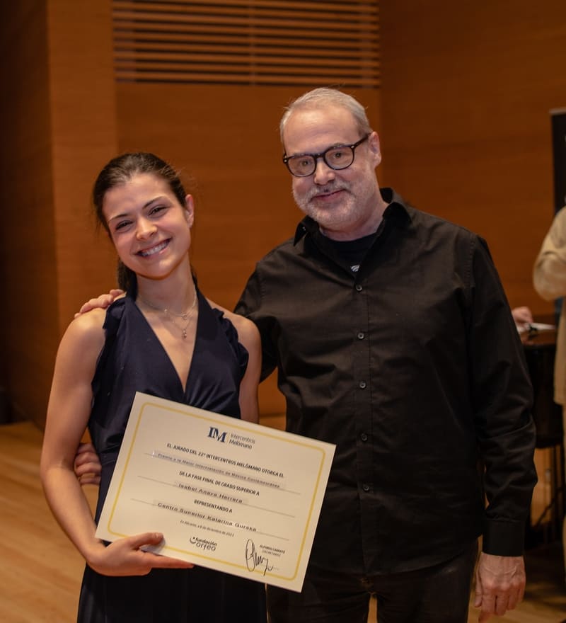 Isabel Anaya Herrera recibe su diploma de Premio a la Mejor Interpretación de Música Contemporánea de Grado Superior de manos de David del Puerto