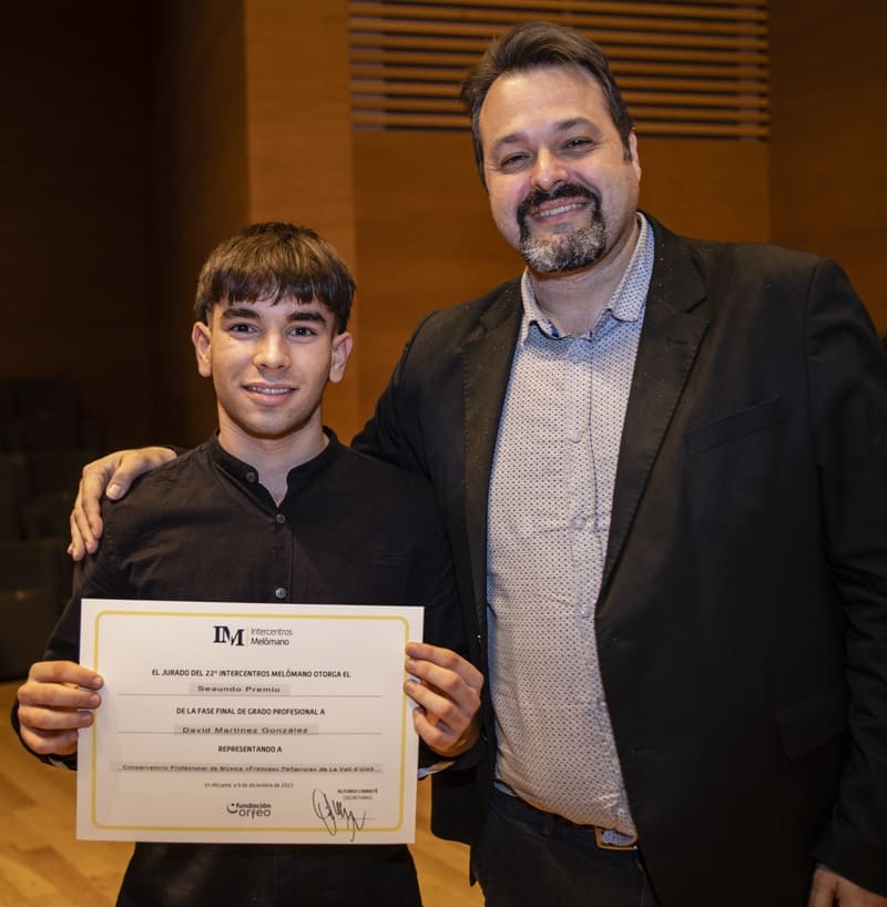 David Martínez González recibe su diploma de Segundo Premio de Grado Profesional de manos de Martín Llade