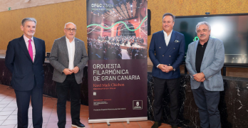 Karel Mark Chichon junto al presidente del Cabildo de Gran Canaria, Antonio Morales, y directivos de la OFGC