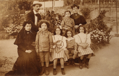 María Luisa Chevallier (arriba a la derecha) y su familia. (Archivo familia Chevallier)