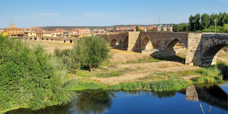 Puente de Hospital de Órbigo (León), donde tuvo lugar el Paso Honroso, de Suero de Quiñones © R.K. Yafa